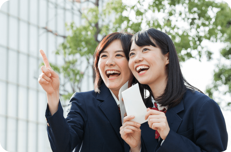 大学の合格発表を見ている画像