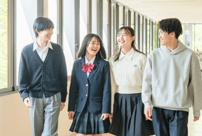 キャンパスの廊下で笑顔で話す生徒たち