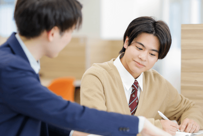 1対1の授業で講師と向き合う生徒