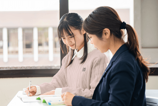 講師と一緒に学習計画を確認する生徒