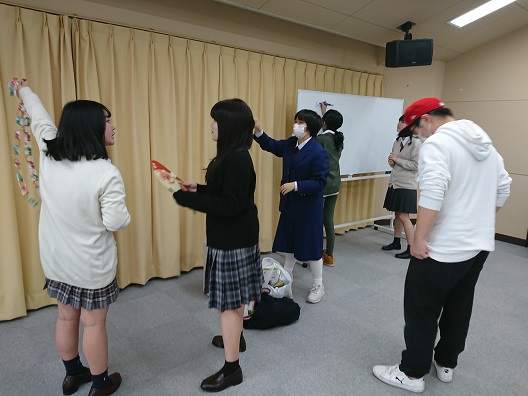 飾り付け準備中