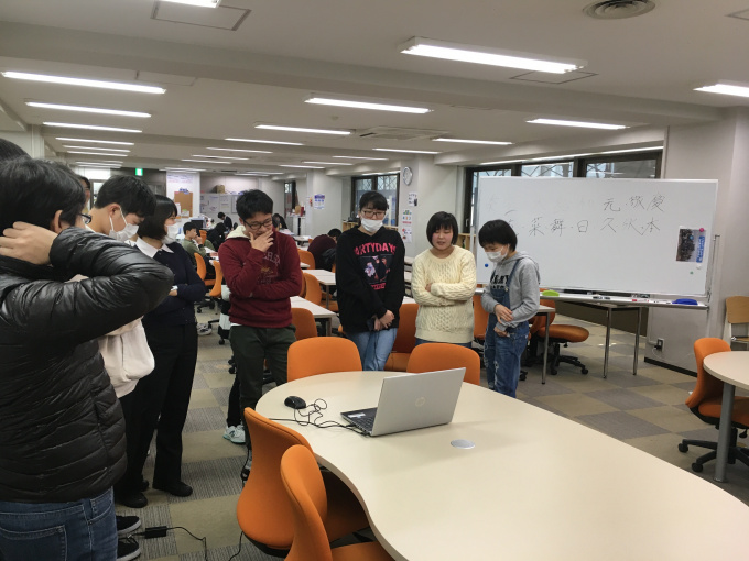 発表を待つ