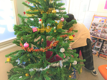 1126クリスマスツリーを飾る3