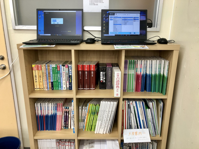 enaviのパソコン、本棚