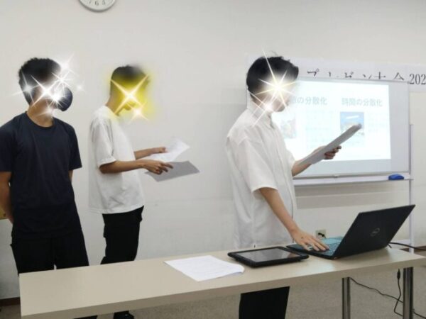 プレゼンしている生徒達