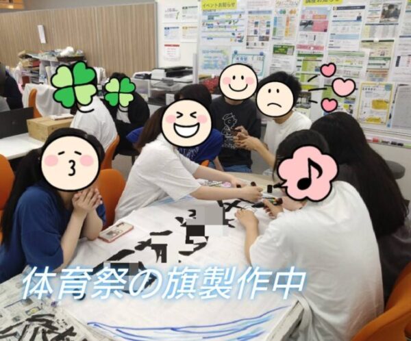 体育祭のチーム旗を制作中