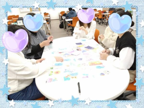 ちぎり絵をしているところ