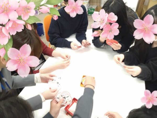 カードゲームをする様子