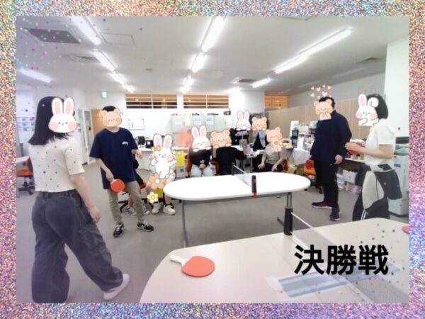 卓球をする様子