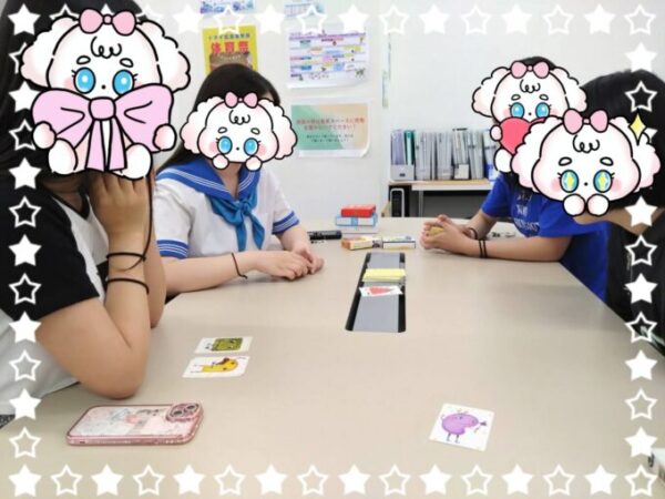 カードゲームを楽しむ様子