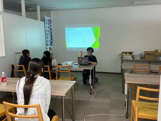 発表する卒業生