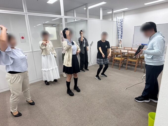 みんなで合わせてサビを踊る様子