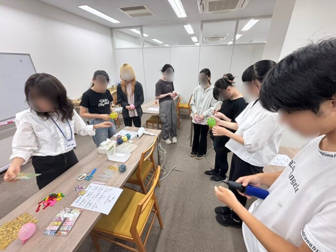 風船に糸をまいた写真