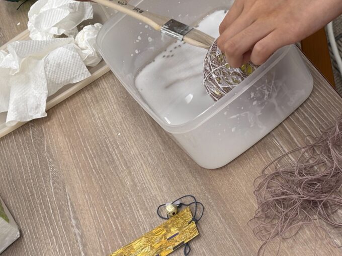 ボンドに糸をまいた風船を浸す