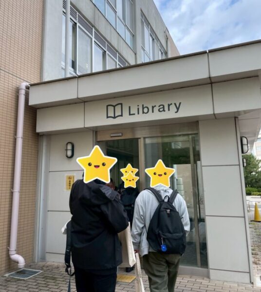 大学の図書館に来ました！