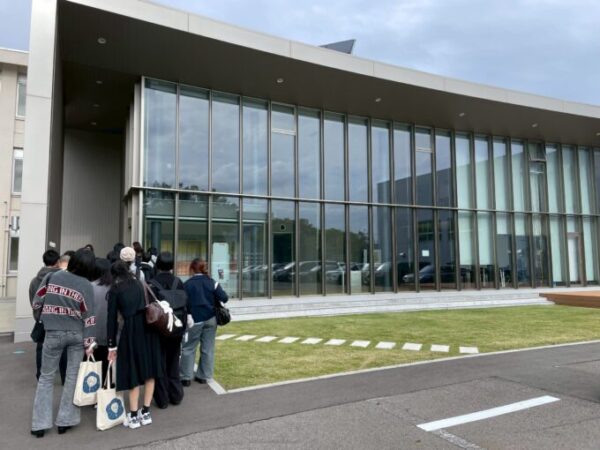 工学部に来ました！ガラス張りで未来的な雰囲気です