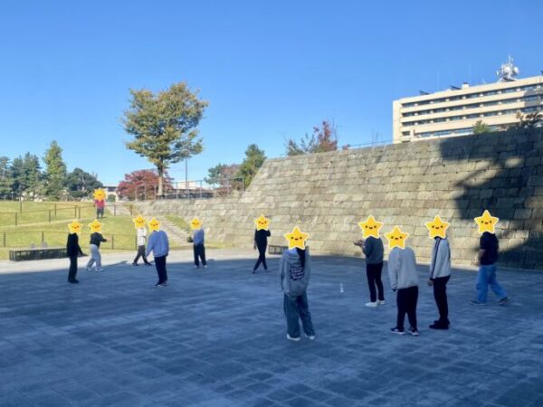 チームに分かれてバレーボール！