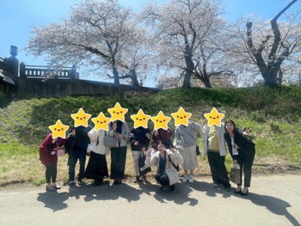 みんなで桜を背景にパチリ☆