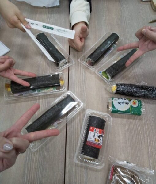 恵方巻せいぞろい～！右下にロールケーキもありますよ