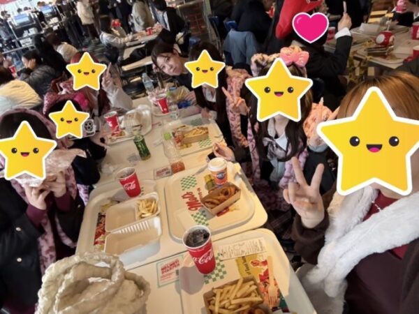 みんなで楽しく食事タイム！