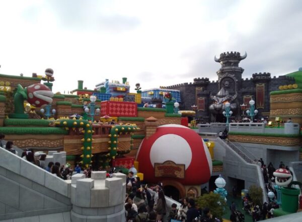 向こうに見えるのはクッパ城！？