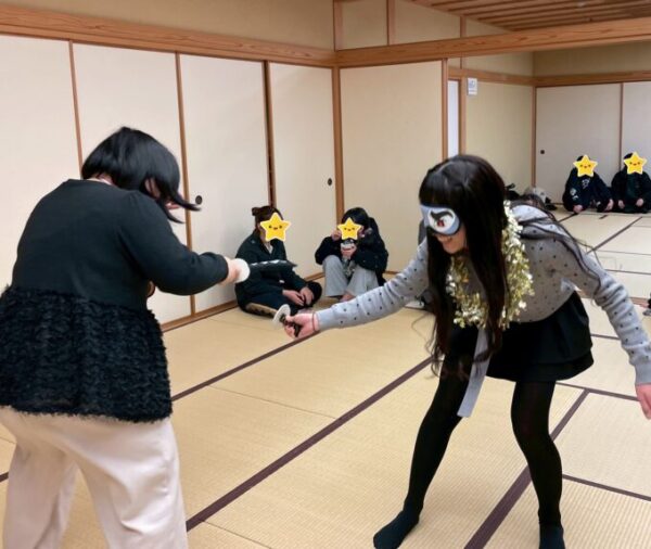 相手を気配で探すのです！