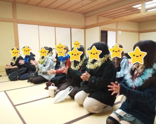 3年生のみんなには、お祝いのフサフサをつけてもらってます