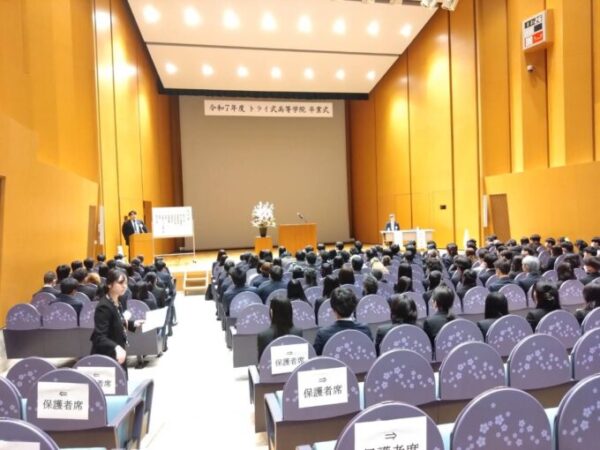 一人ひとり起立して、保護者席へ向かって一礼します。