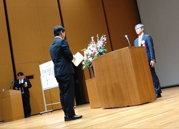 卒業生を代表して、卒業証書を受け取ります。