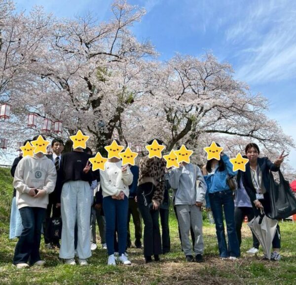 桜を背景に1枚☆