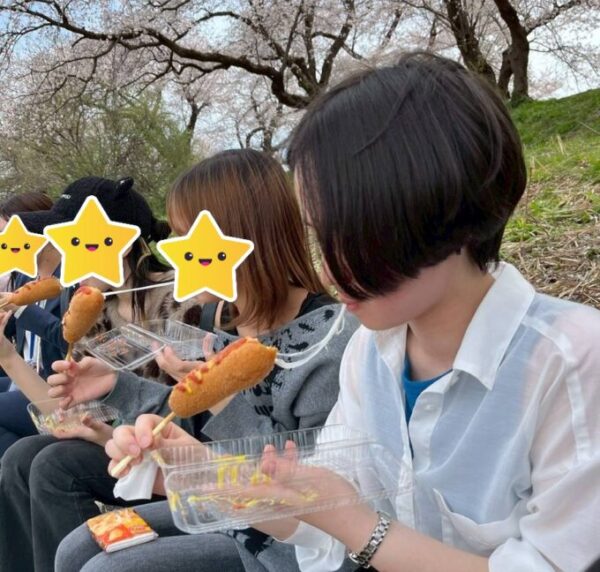 チーズホットク美味しいね！チーズがびょーんと伸びています。