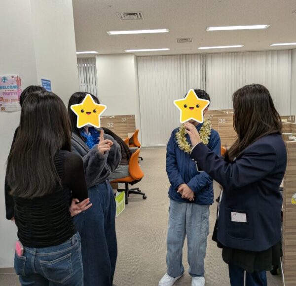 手で数字を表してます。これは「1」かな?