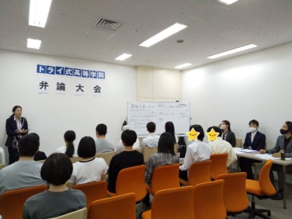 いよいよ弁論大会スタート!審査員3人に審査してもらいます。