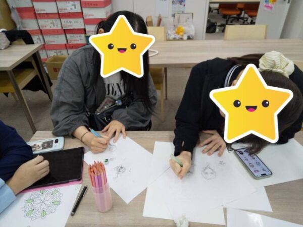 画用紙に自由に絵を描いてます!
