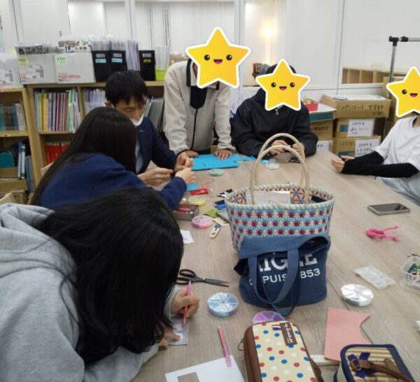 こんな感じで、みんなでわいわいやってます