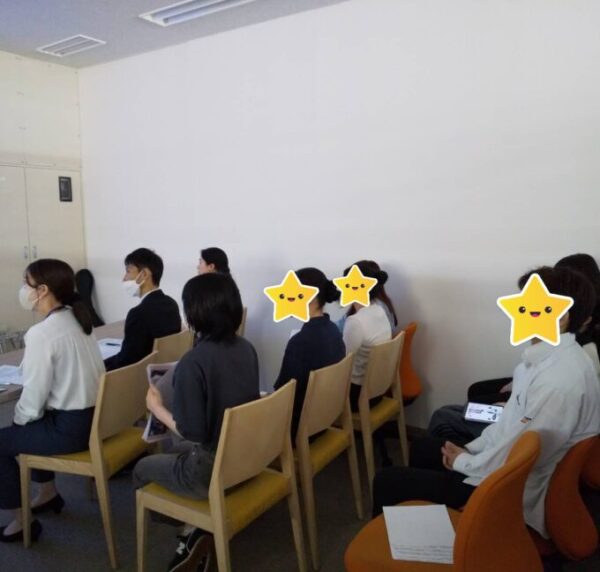 他のチームが発表している間はちゃんと聞いています。