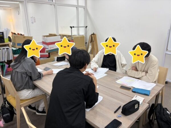 お互いに意見を出し合いながら、自分の探求したいテーマを決めていきます。