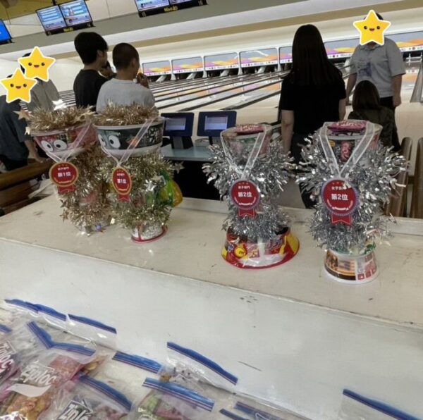 カップ麺やお菓子でできたトロフィーです☆
