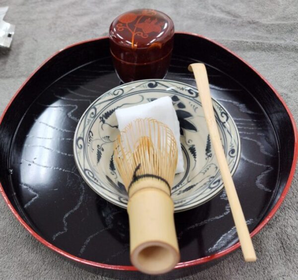 茶筒・茶筅・茶碗・茶さじ・盆 です。
お客様に見せるにはこの向きだそうです。本格的!