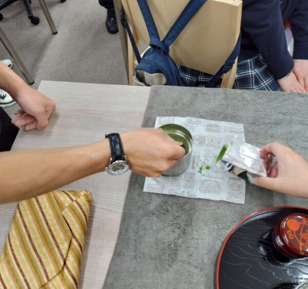 お抹茶を漉します。この作業が大事!口当たりが変わります。
