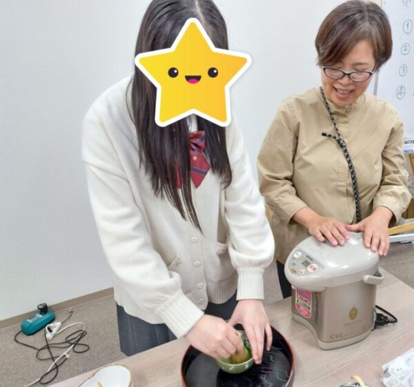本当は沸かしたてのお湯を使いますが、今回はポットのお湯で代用です。
