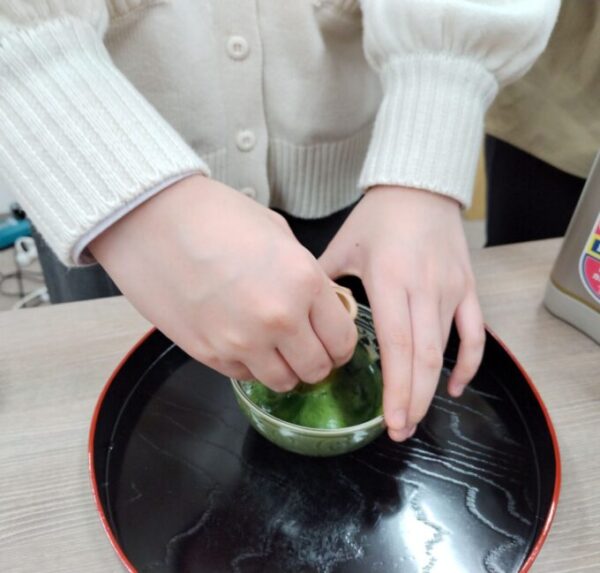 茶筅を軽く持って、スナップをきかせるのがコツ、だそうです!