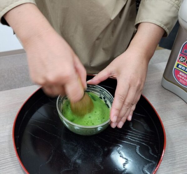 見よ、このプロの手さばき!あっという間にクリーミーな泡が立ちました!